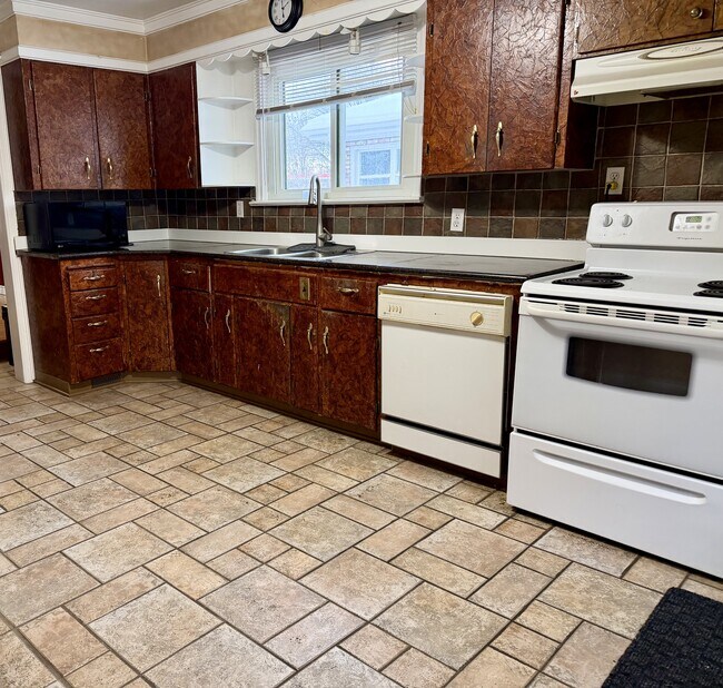 Photo - 1083 London Rd