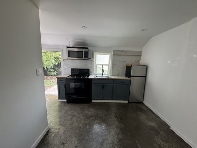405 E North St