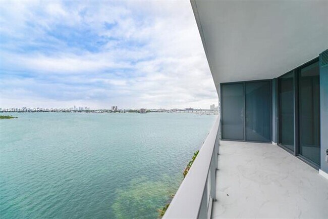 Photo - 700 NE 24th St Unidad 700 NE 24th Street # 904