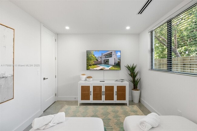 Photo - 325 SW 16th St Unit B