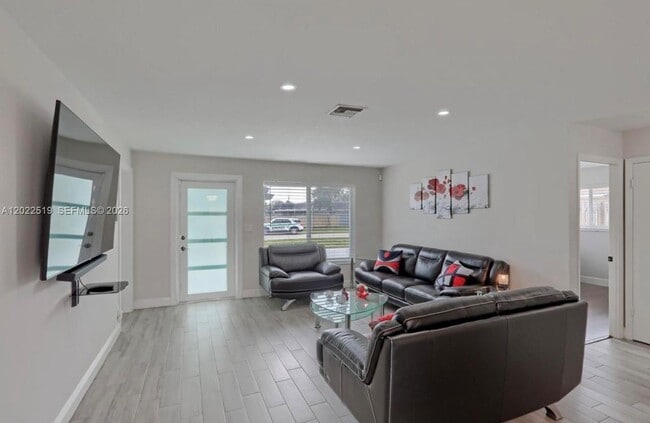 Photo - 876 Gardenia Dr