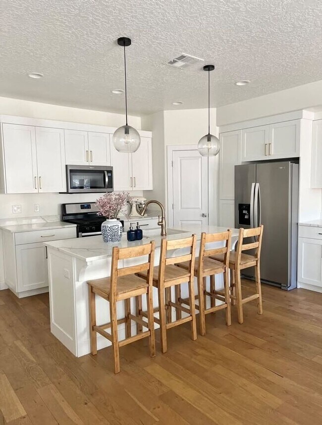 Photo - Gorgeous Townhome with Community Pool and Amenities