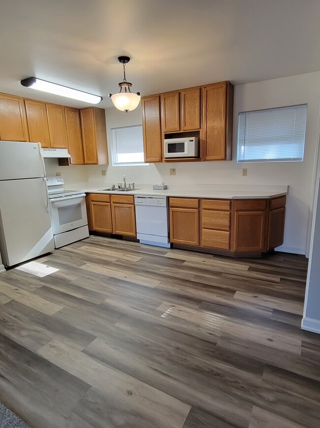 Building Photo - 757 W 8th St Unit Apt. 1