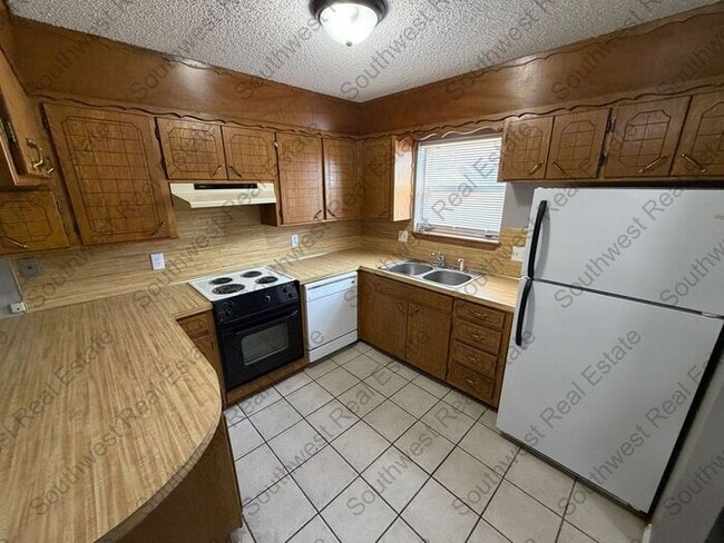 Photo - Spacious 3 bedrooms 2 baths home with 2 car garage