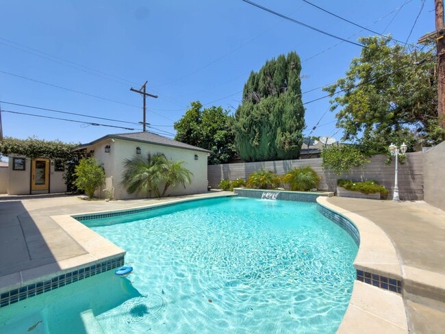Building Photo - Resort Style 3Bed/3Bath in Northridge!
