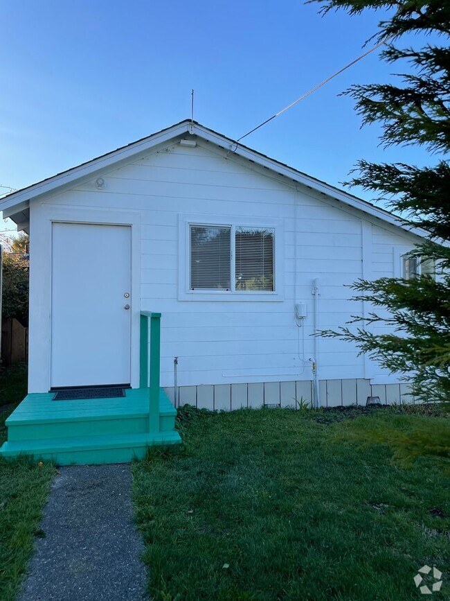 Building Photo - Arcata Farmhouse Style Studio