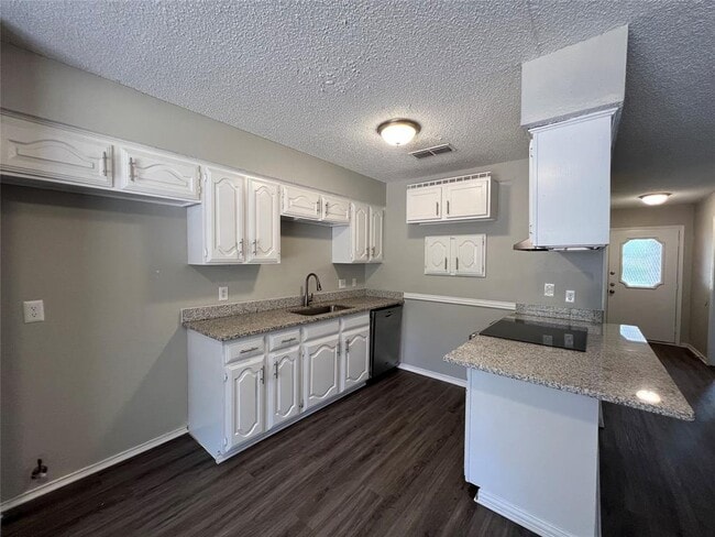 Photo - 704 Lynne Ln