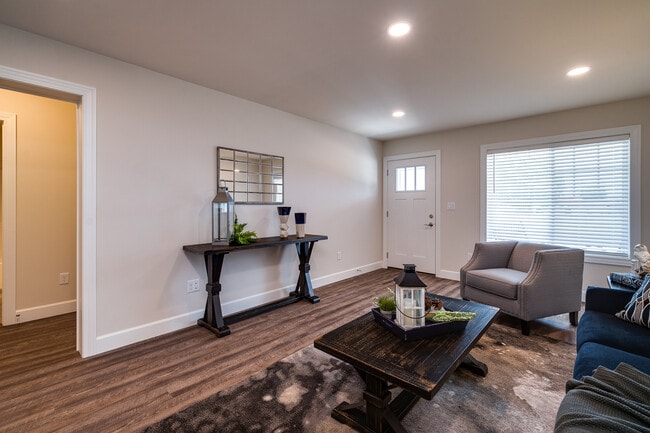 Photo - 108 Eastown Dr