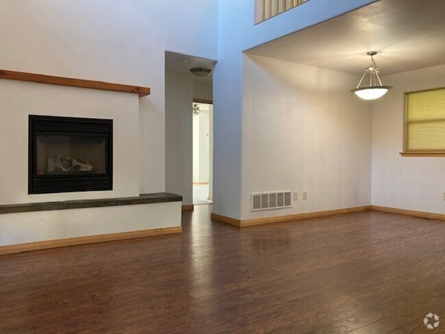 Building Photo - Dog friendly 3 Bedroom Condo!