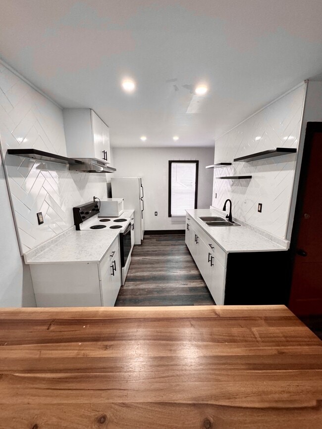 Building Photo - 1661 Howard Ave