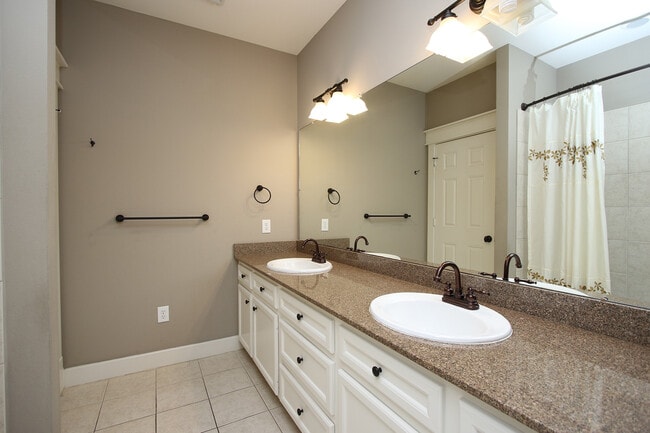 Segundo piso, baño completo - 5012 Blossom St