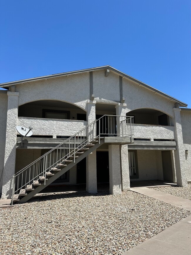 Building Photo - 465 W Ivyglen St Unit 22