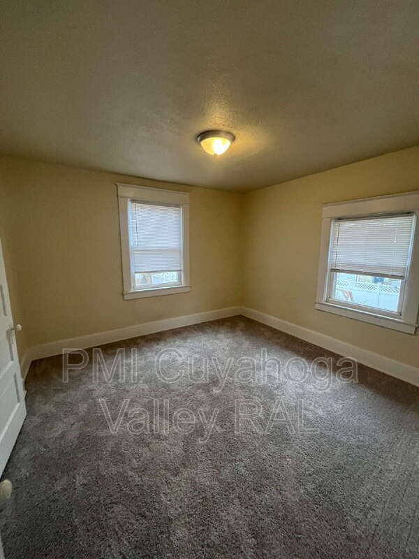 Photo - 555 Brittain Rd