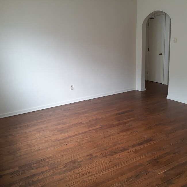 Living room - 752 W Broadway Unit Apartment C