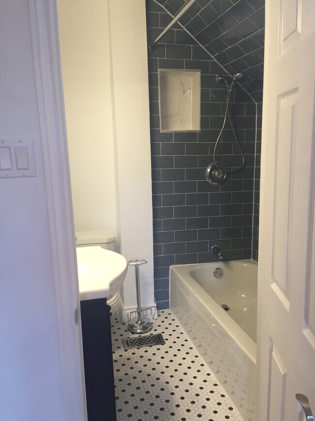 Photo - 2099 Dufferin St Unit Second Floor