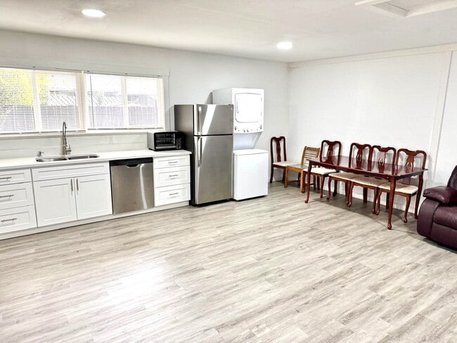 Photo - Private Detached 1-Bedroom Home – Modern Updates in Prime University Place Location Unidad 8007 G