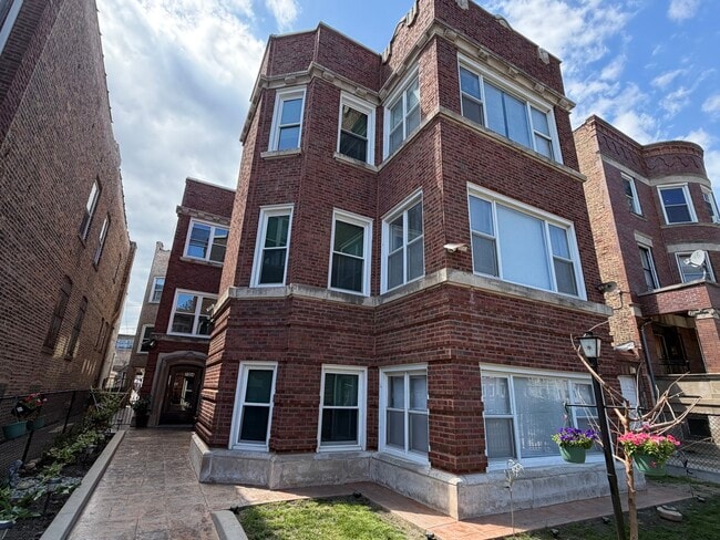 Building Photo - 7304 S Emerald Ave Unit 1R