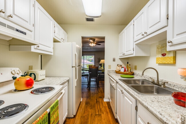 2 BR, 1 BA - 918SF