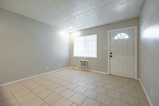 Photo - Twin Pines Apartments