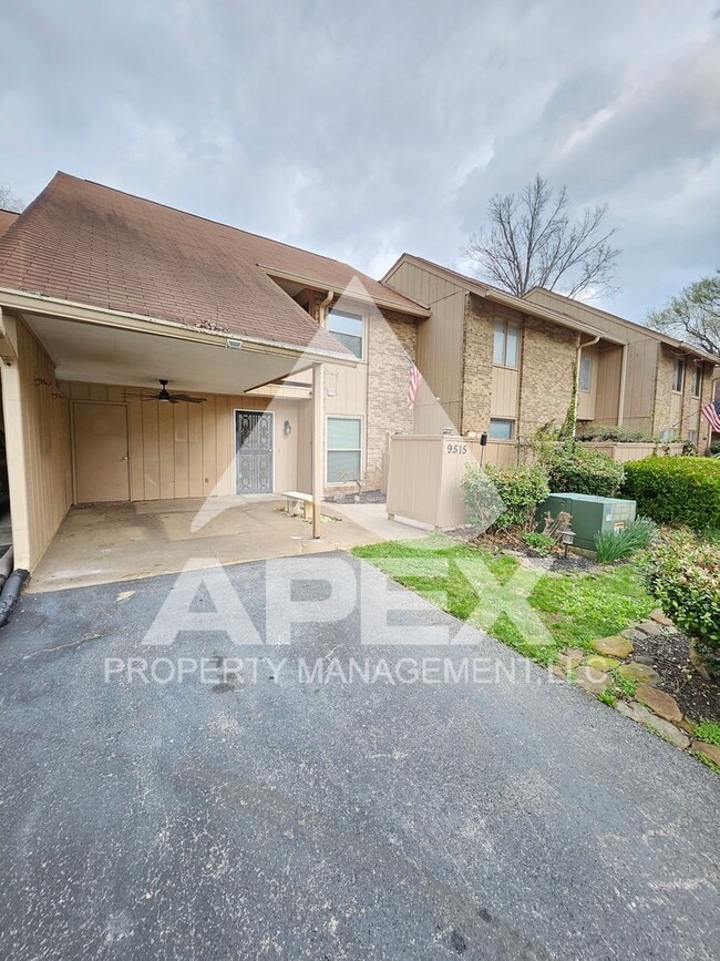 Building Photo - Spacious 3 Bd 2.5 Ba Condo w/Carport in heart of West Knox!