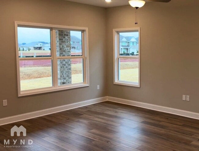 Photo - 235 Irish Hl Dr