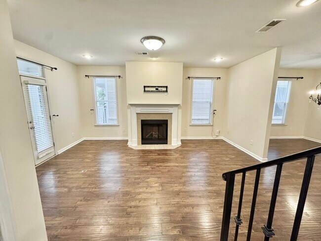 Photo - 1359 Island Pl E