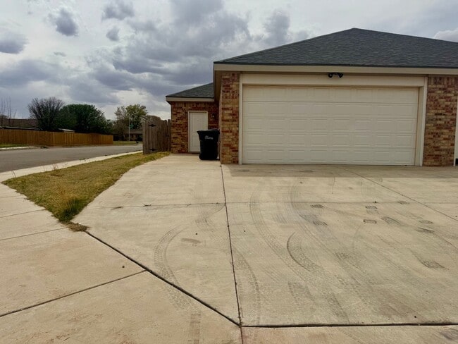 Building Photo - Spacious 3-Bedroom Duplex Near Texas Tech