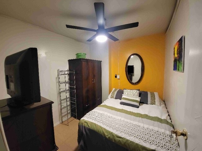 Building Photo - 3411 Irwin Ave Unit Shared Apartment