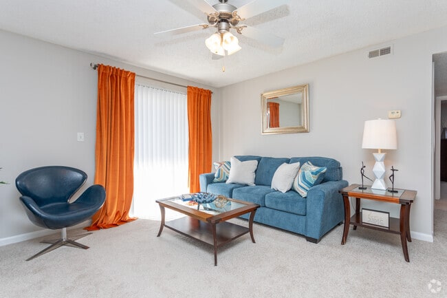 BR, 2BA - 840SF Redwood Classic - Living Area