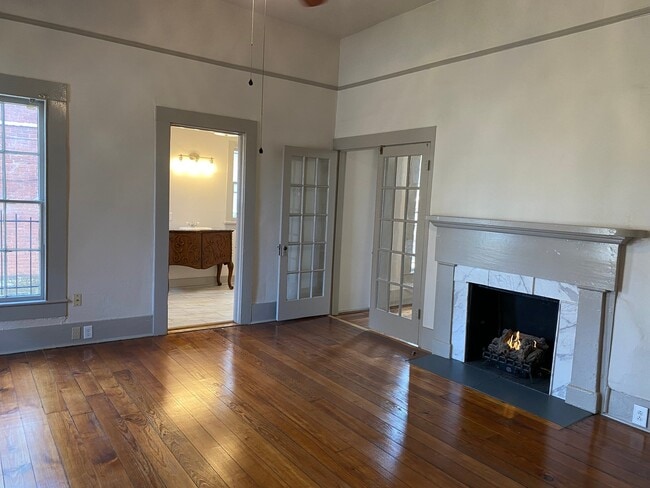 Building Photo - 605 E 6th St