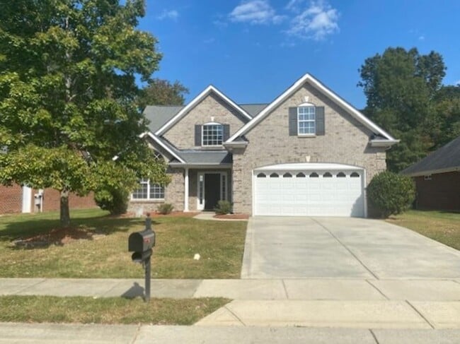 Building Photo - 4 Bedroom! Private Pool!