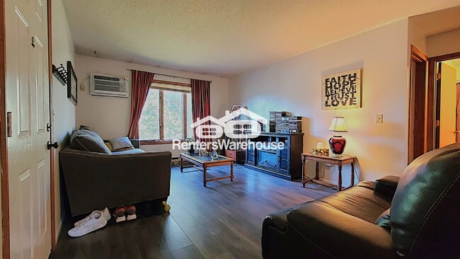 Photo - 708 8th St N