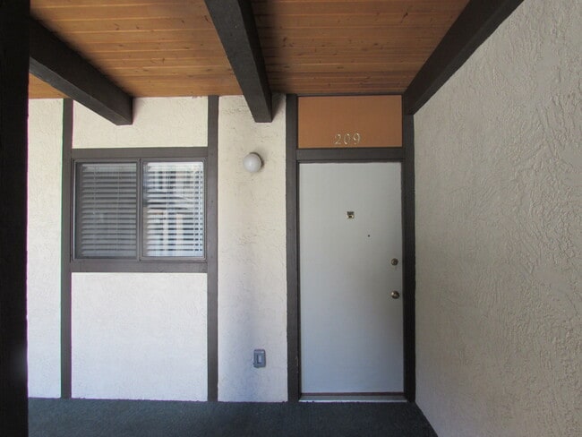 Building Photo - 3231 Lakeside Dr Unit 209