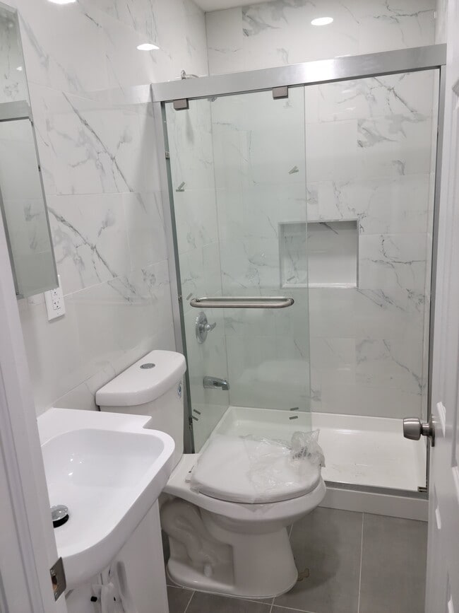 Photo - 781 Seneca Ave Unidad 2R