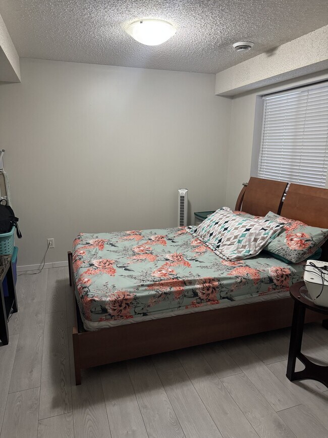 Photo - 6921-199 199 St NW