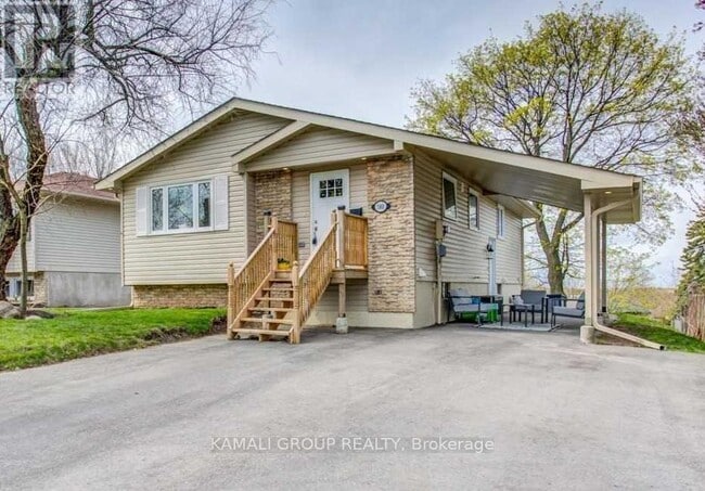 Photo - 580 Capilano Crescent