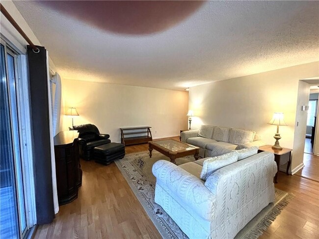 Photo - 3083 Westwood Way