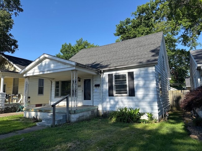 Building Photo - Hard to Find 3 Bedroom