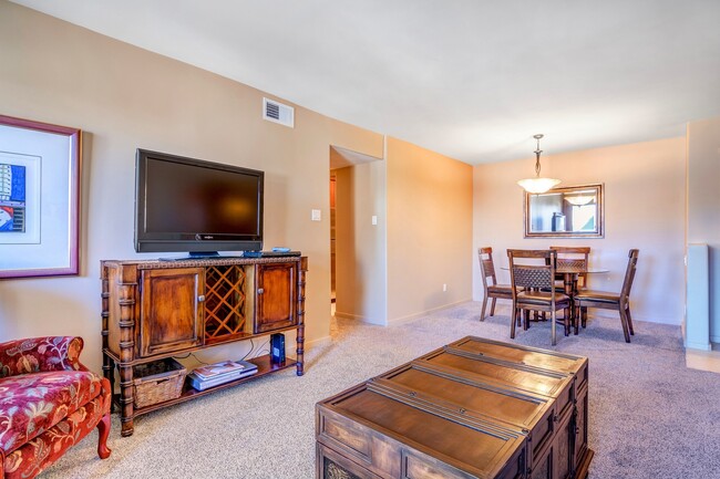 Building Photo - Beautifully Furnished One Bedroom Condo ne... Unit 71