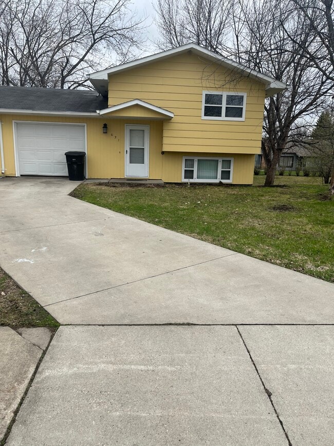 Building Photo - 631 Great Plains Ct