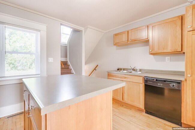 Photo - 1202-1318 Summit Ave.