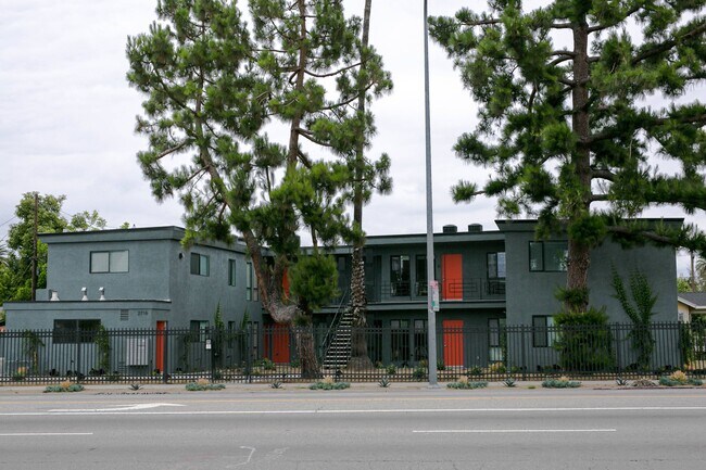 Building Photo - 2716 S La Brea