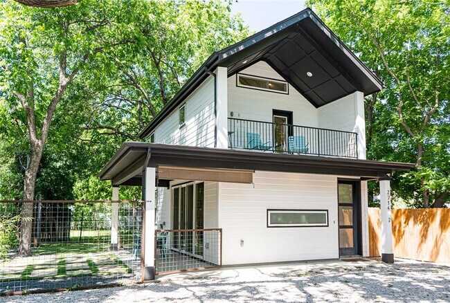 Photo - 2714 E 3rd St