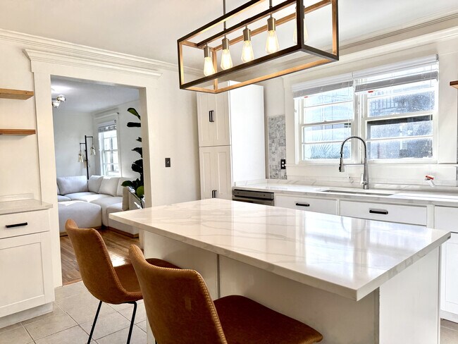 Kitchen - 512 E Waldburg St