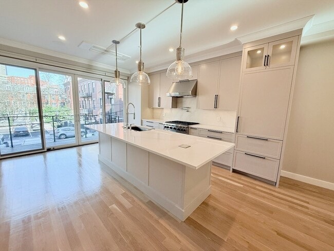 Building Photo - 143 Warren Ave Unit 2