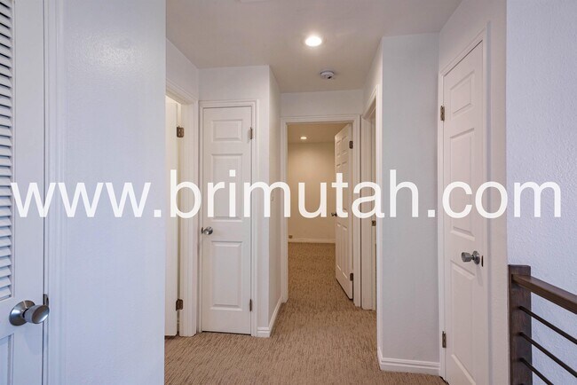 Photo - 1968 Lincoln Ln