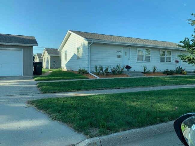 Updated two bedroom ranch duplex with part... - Updated two bedroom ranch duplex with part... Casa Adosada