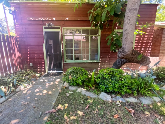 Building Photo - 115 E 4th St Rental