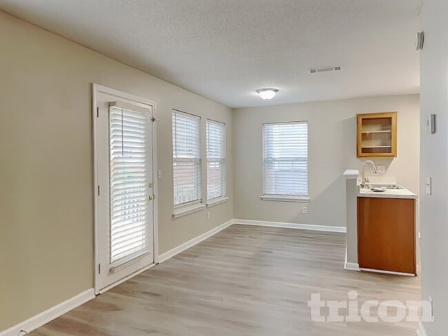 Photo - 3740 Longview Dr