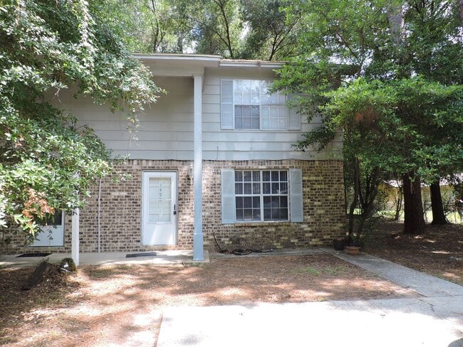 Building Photo - Convenient to schools & shopping! Rental